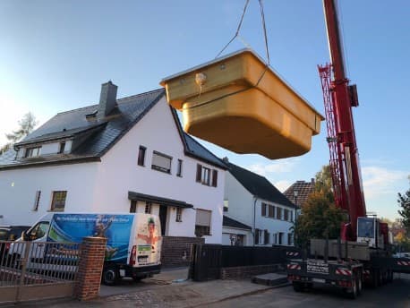 Am Kranhaken hängt ein Pool